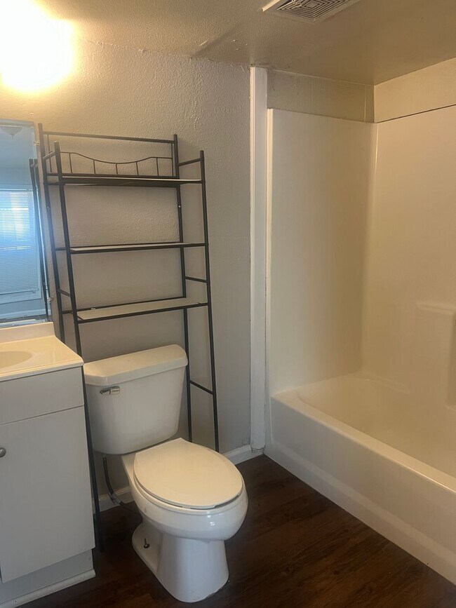 Building Photo - 1 Bed 1 Bath Close to Tech Move in Ready!