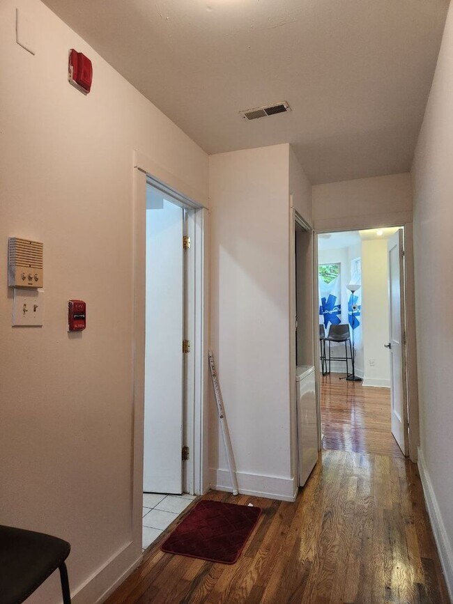 Building Photo - Bright and spacious three bedroom unit in a great location in Brewerytown