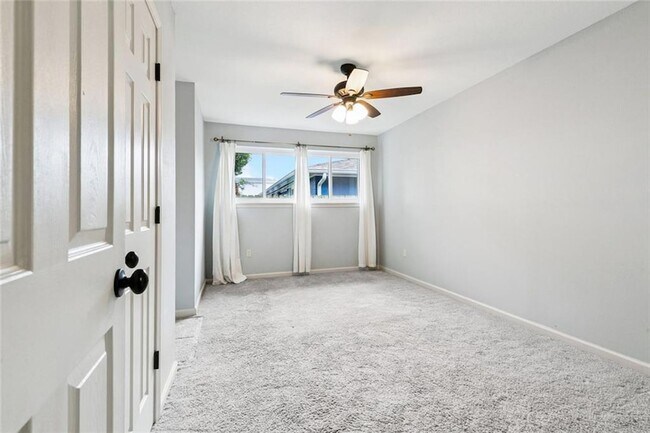 Building Photo - 1433 Poinsettia Dr