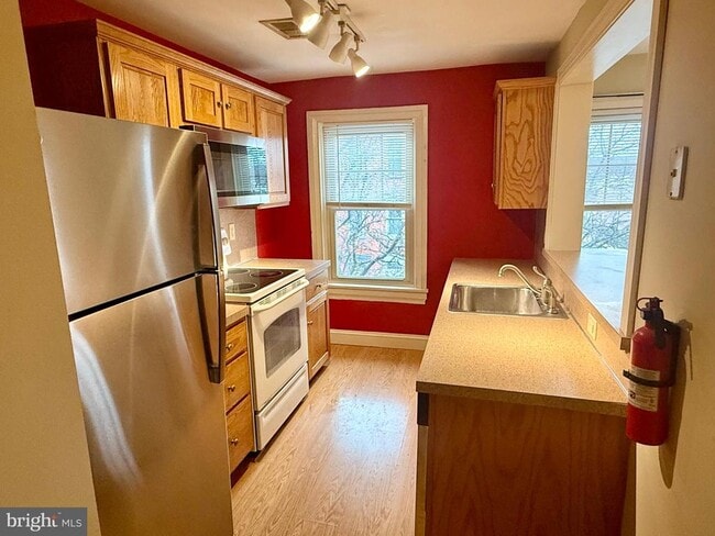 Building Photo - 101 King St