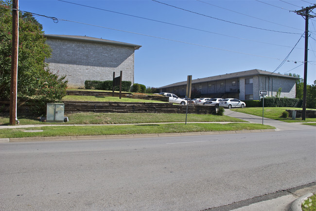 Building Photo - Townhill Oaks