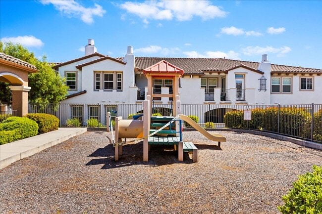 Building Photo - $3,456 - 2 Bed / 2 Bath Stunning Corner Un...