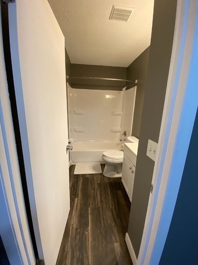 Building Photo - "Charming & Convenient Living: Spacious 2-Bedroom Duplex with 1.5 Baths on Schuetzen Ln, Davenport"