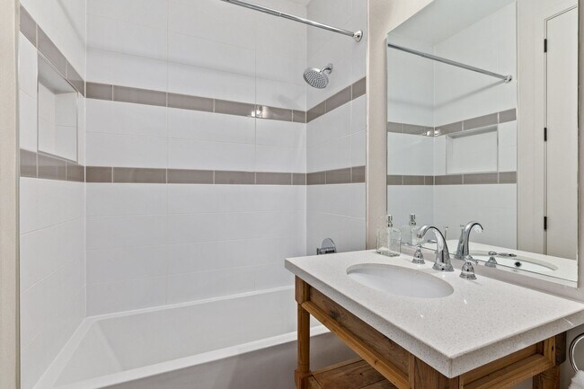 Building Photo - Beautiful 2 bed 2 bath plus den- Parking!!...