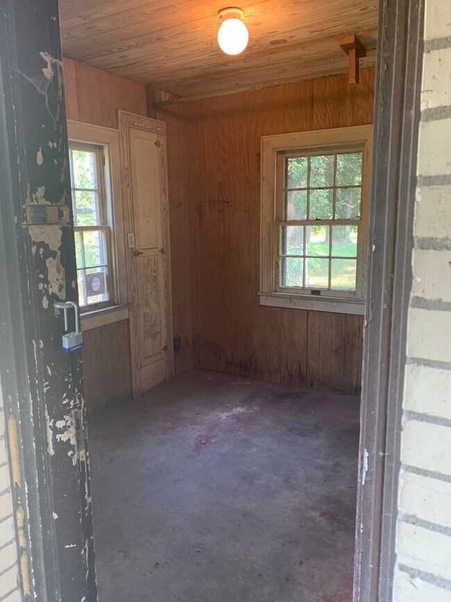 Building Photo - 2/1 with bonus room FENCED YARD PET FRIENDLY