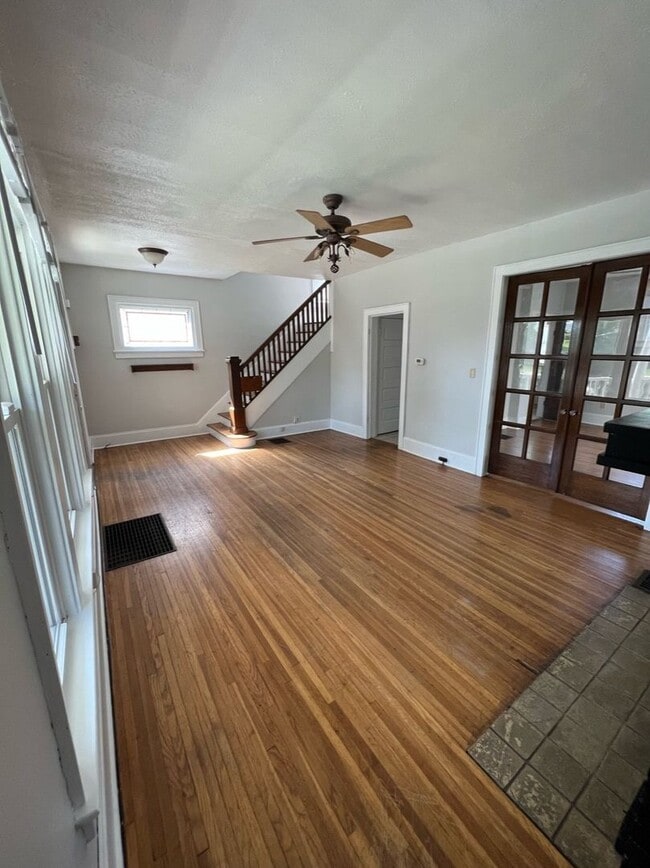 Building Photo - 4 BED 3 BATH HOUSE AVAILABLE! STUDENT HOUSING AVAILABLE FOR 2026-2027 SCHOOL YEAR