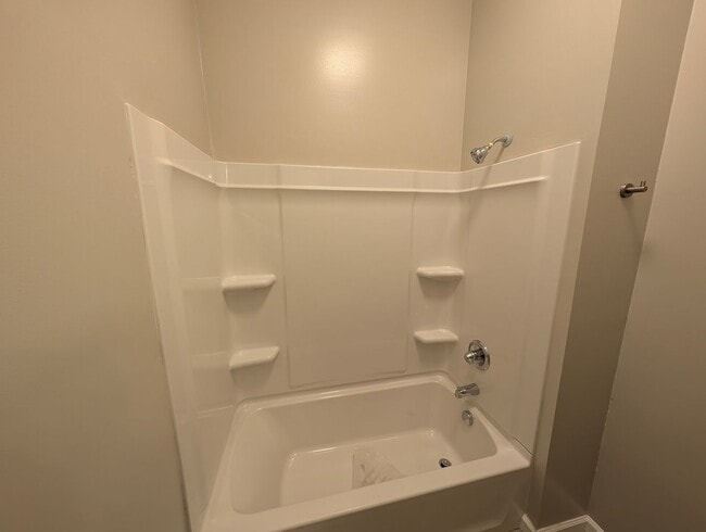 Building Photo - Spacious 3/4 Bedroom