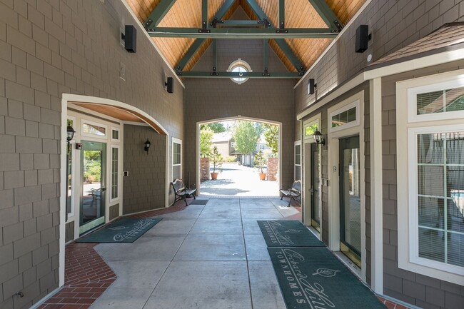 Building Photo - Great Location! 2 bedroom, 2.5 Bathroom To...