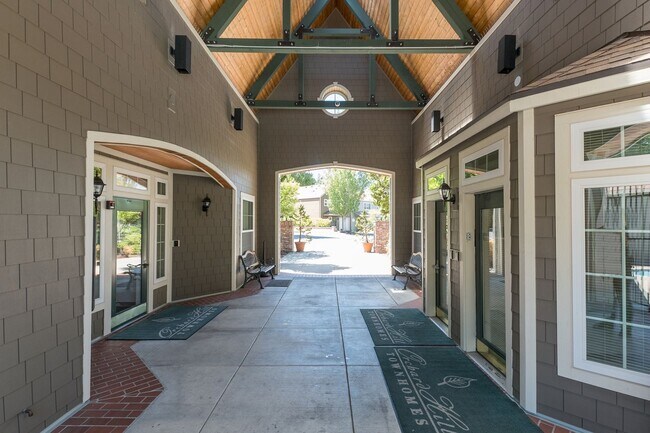 Building Photo - Great Location! 2 bedroom, 2.5 Bathroom Townhouse in Orchard Hills!!