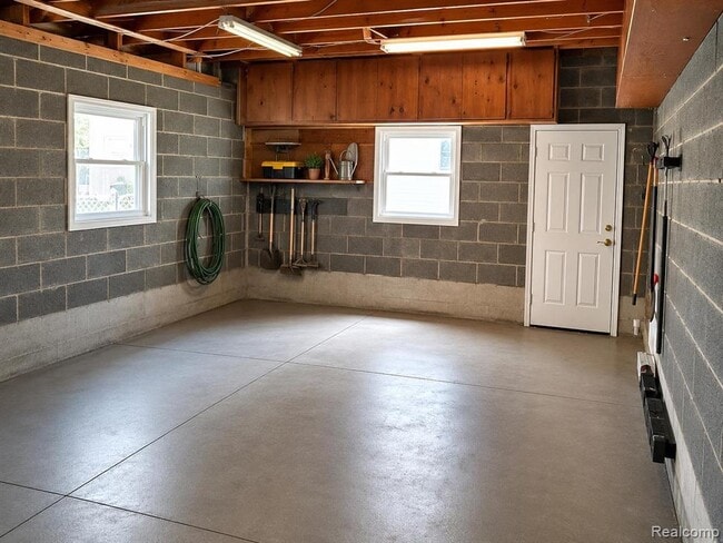 Building Photo - 2111 W 14 Mile Rd