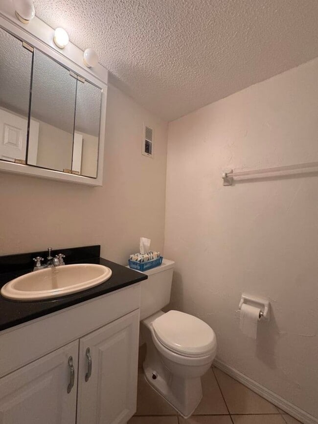 Building Photo - 2/1.5 in Concord Condominiums