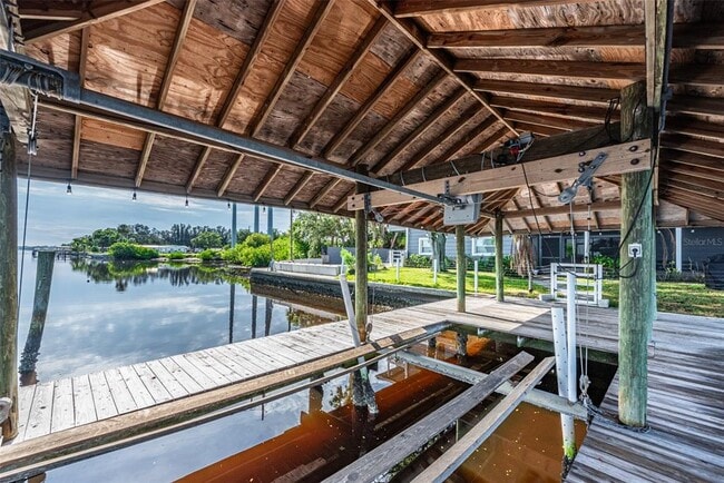 Building Photo - 9901 Bay Dr