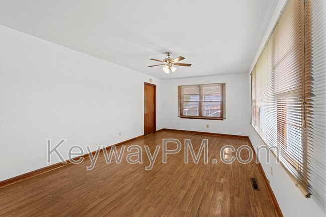 Building Photo - 1457 Columbia Hwy N