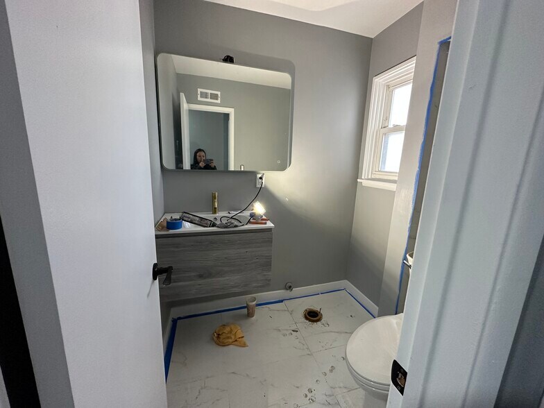 Bethroom - 11921 Waverly Dr
