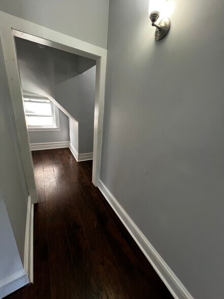 Additional Main Entrance Hall - 74 Smith St