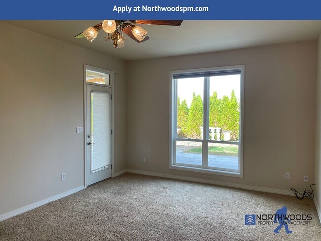 Building Photo - PET FRIENDLY!! Beautiful 3 Bedroom 2 Bath Home in Eagle Point Golf Course Community