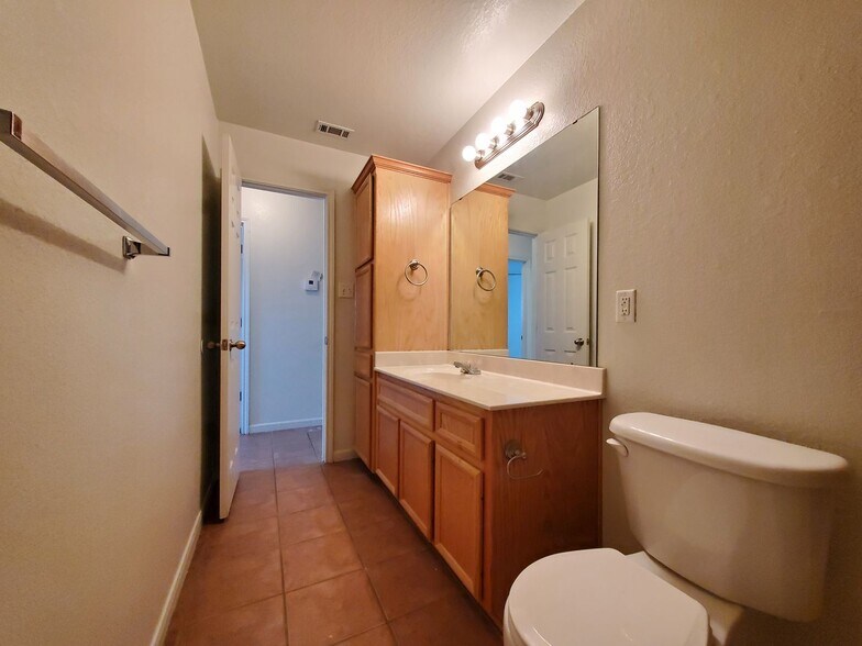 Building Photo - 1204 Cinch Dr