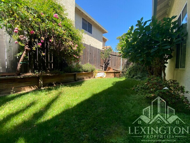 Building Photo - 6118 Cameo Dr