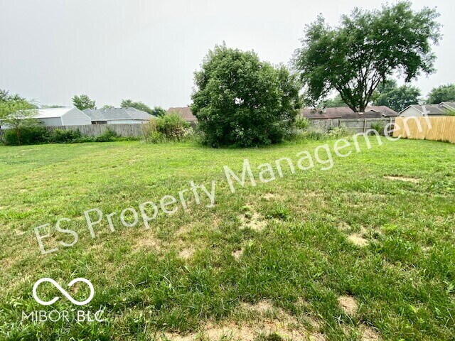 Building Photo - 2913 W Kings Cyn Dr
