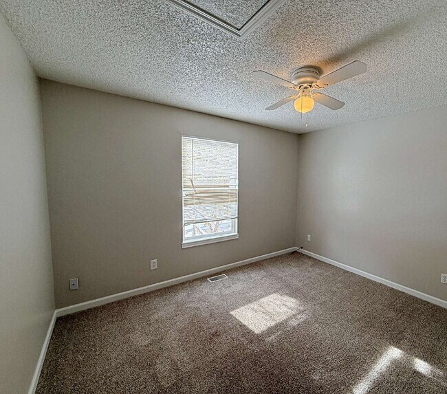 Building Photo - 1680 S Espana Way