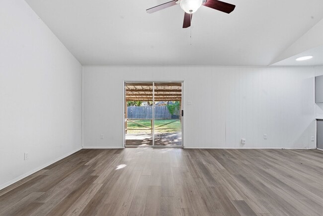 Building Photo - Amazing in Arlington