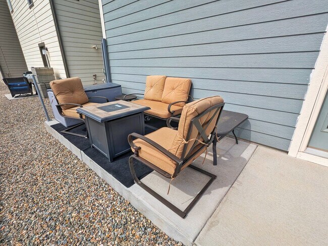 Building Photo - 7443 Gorgeted Quail Grv