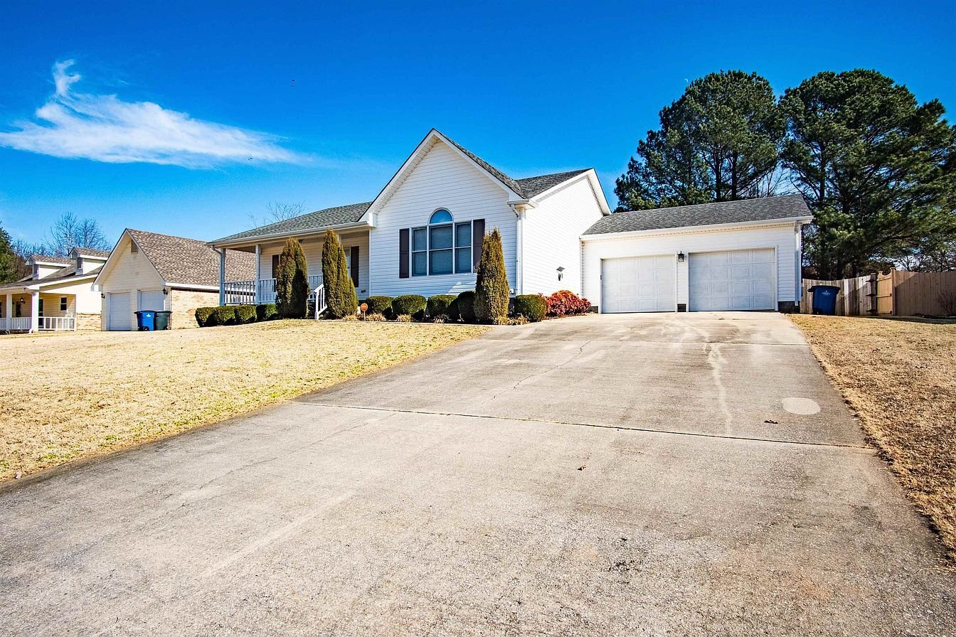 Building Photo - 304 Twin Oak Dr
