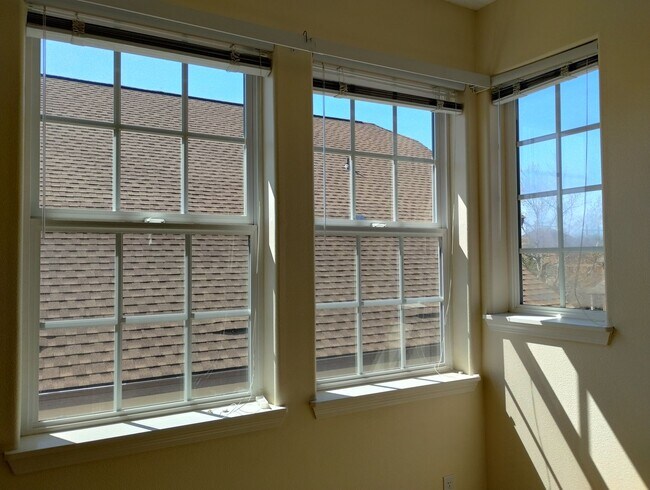 Building Photo - Bethany 4 Bed One Bed & Full Bath on Main Fenced Yard w/EV Charger Close to Schools & Shopping