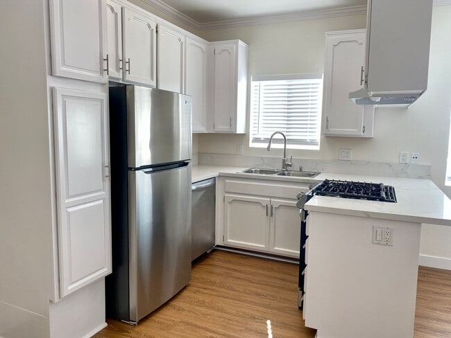 Building Photo - Upstairs 2BD Apartment Home! Great PB Location! Garage! AC!
