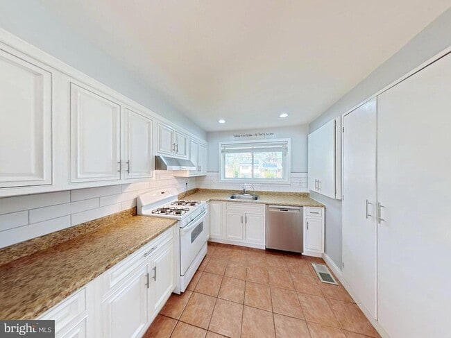 Building Photo - 1012 Loxford Terrace