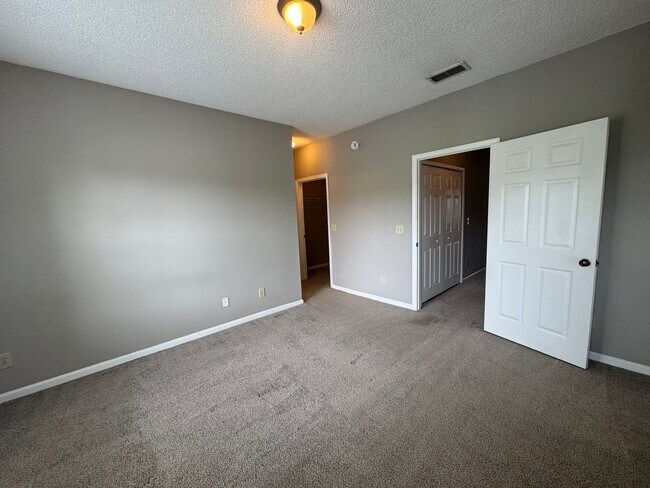 Building Photo - Sail Cove 2/2 Upstairs Condo Available Now!