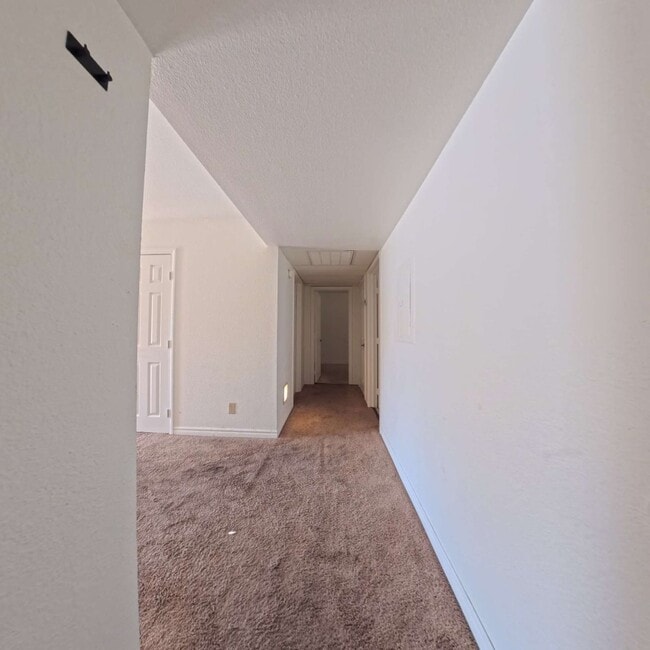 Building Photo - Gated Community | Close To The Strip | 2nd Floor Unit