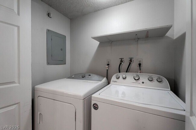 Building Photo - 1501 Living Desert Dr