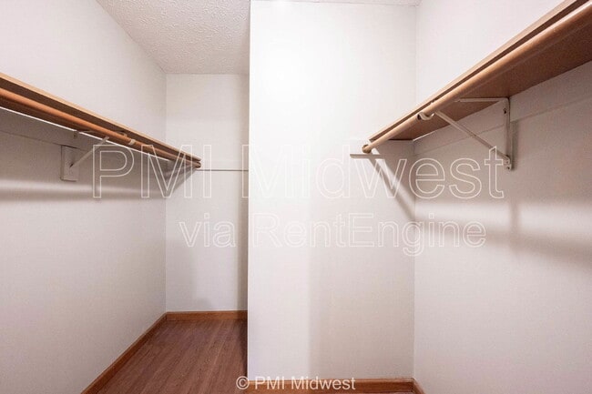 Building Photo - 406 Tulip Dr