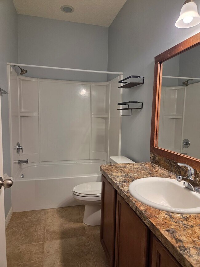 Building Photo - Pet Friendly Home in Southern Ridge