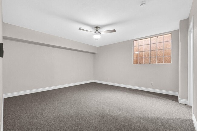 Building Photo - Stunning Remodeled Townhome in Prime Locat...