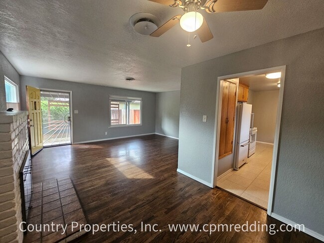 Building Photo - Garden Tract 3-Bedroom House with Hardwood...