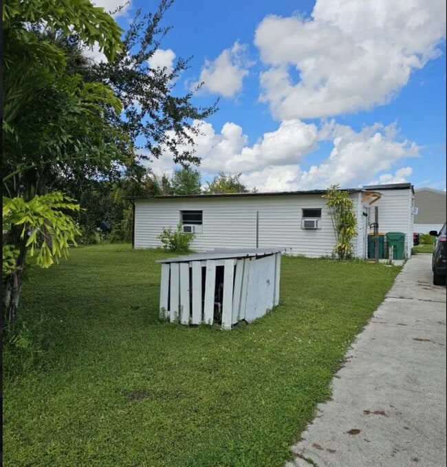 Building Photo - 15530 Mapletree Dr