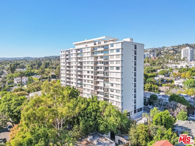 Building Photo - 818 N Doheny Dr