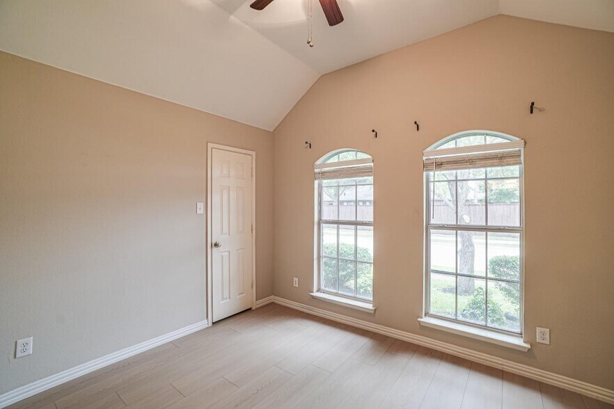 Building Photo - 9142 Crenshaw Ln