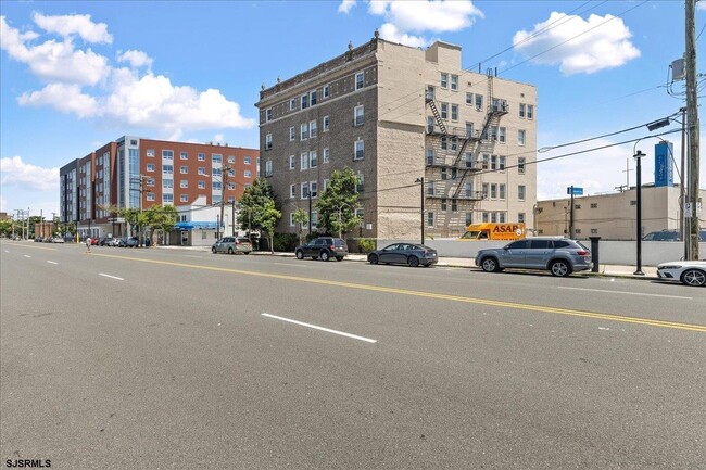 Building Photo - 2 S Hartford Ave