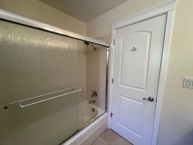 Building Photo - Wonderful 4 bedroom, single level home in ...