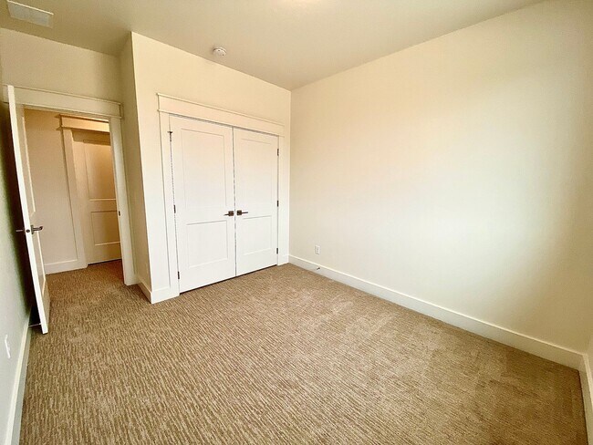 Building Photo - Beautiful Custom 6 Bedroom (2 Primary Bedrooms!) +Office located in NW Meridian