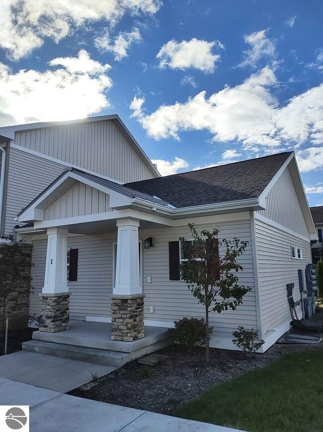 Building Photo - 1542 Simsbury St