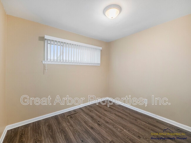 Building Photo - 1088 Studebaker Ave