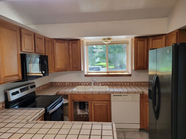 Building Photo - 4 Bed, 2.75 Bath with A/C! - MileStone Rea...