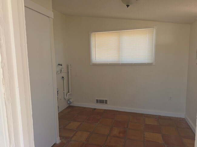 Building Photo - A quaint home offering a convenient location within walking distance to downtown Wickenburg