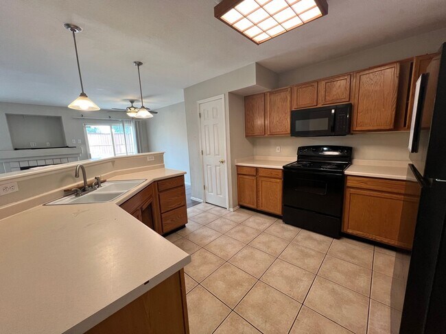 Building Photo - 3 Bedrooms 2.5 Bedroom Townhome in Quail Run Coming Soon!