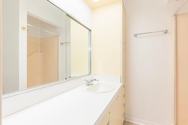 Small bath in back bedroom - 3023 Stimson Ave