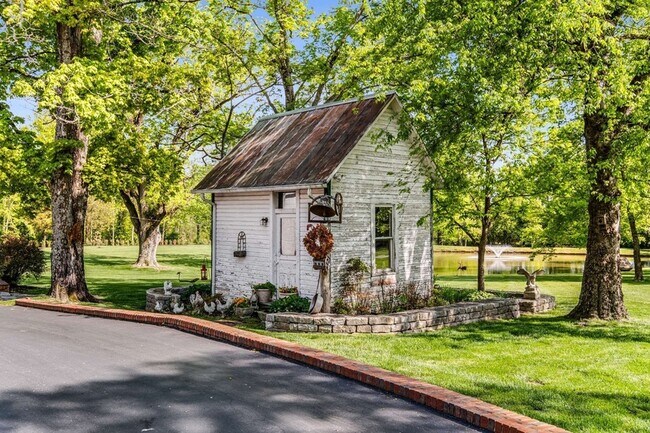 Building Photo - 405 Webb Rd W